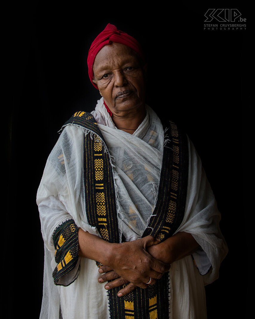 Debre Zeit - Oromo vrouw Een oudere Oromo vrouw in traditionele kleding. De Oromo-bevolking is een van de grootste etnische groepen in Ethiopië en vertegenwoordigt 35% van de bevolking van Ethiopië. De Oromo spreken de Oromo-taal. Stefan Cruysberghs